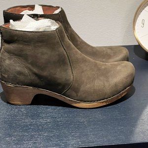 Dansko Maria Ankle Booties in Army Green size 9 (39)